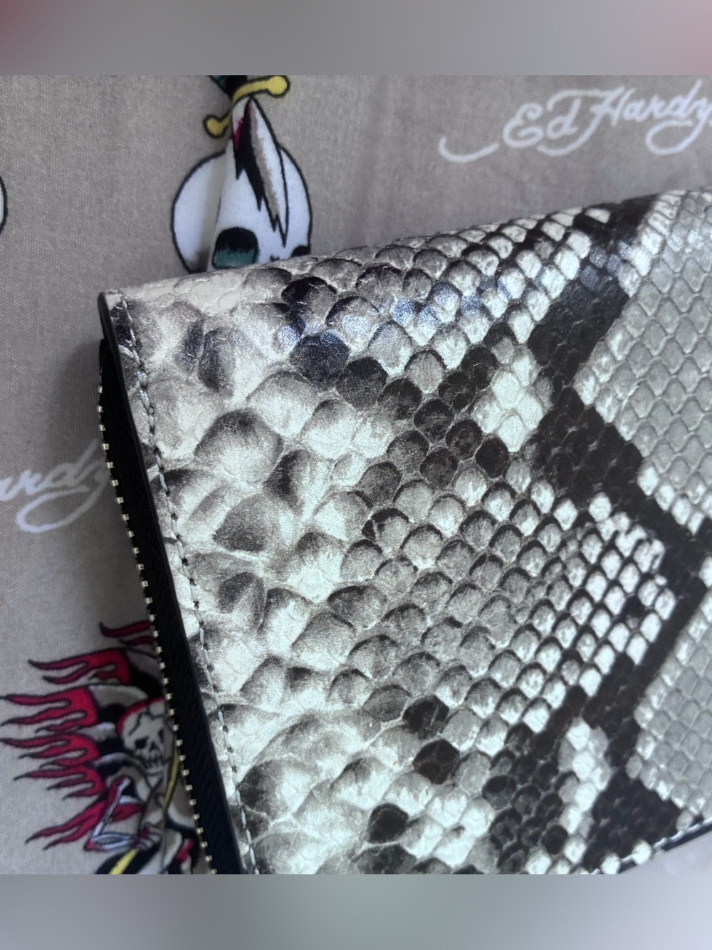 LIKE NEW! TORY BURCH Snakeskin Leather Zip Wallet Gray White Black Snake Print - Picture 7 of 9